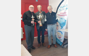 Dominique, avec Jean-Yves Croizier (à gauche) reçoit le trophée du meilleur club du District. A droite, François Lardy (président de la Ligue Bourgogne - Franche-Comté).