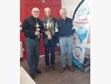 Dominique, avec Jean-Yves Croizier (à gauche) reçoit le trophée du meilleur club du District. A droite, François Lardy (président de la Ligue Bourgogne - Franche-Comté).